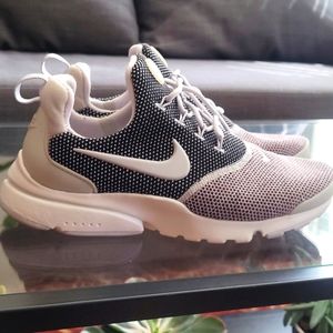 NIKE, SIZE 7.5 SNEAKERS.